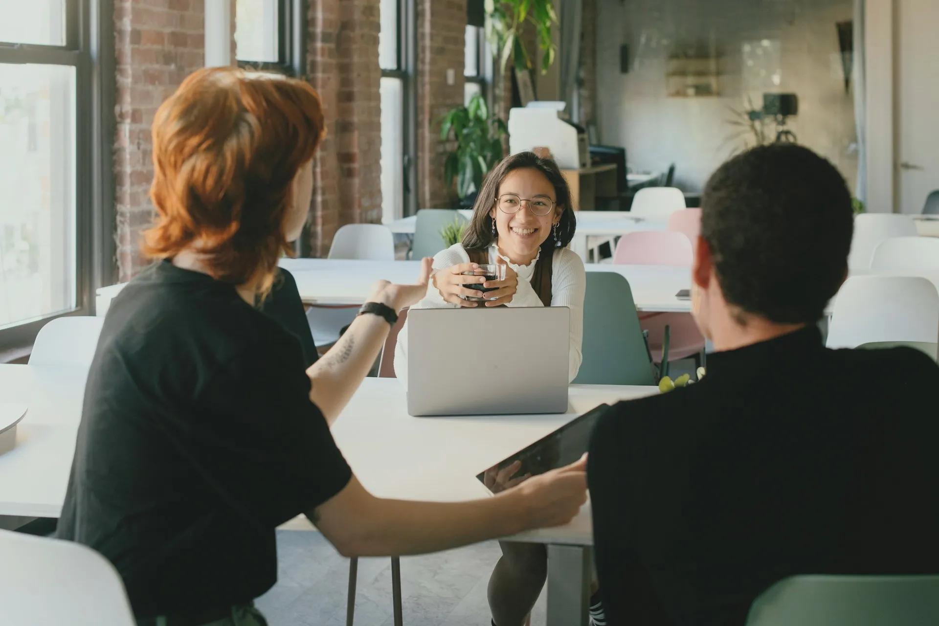 Tres profesionales de un estudio contable reunidos frente a una notebook