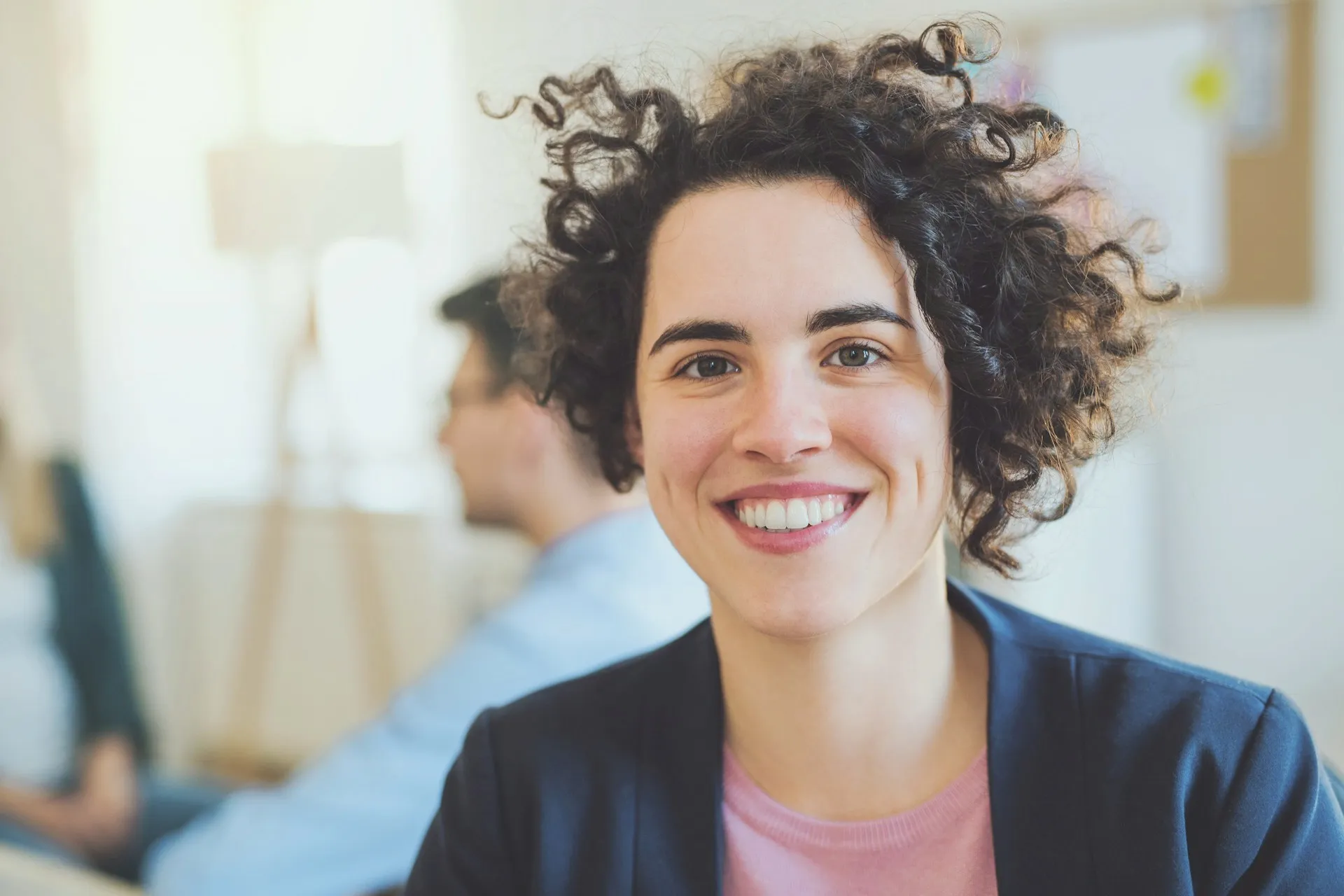 Persona del equipo de Xubio sonriendo en una oficina