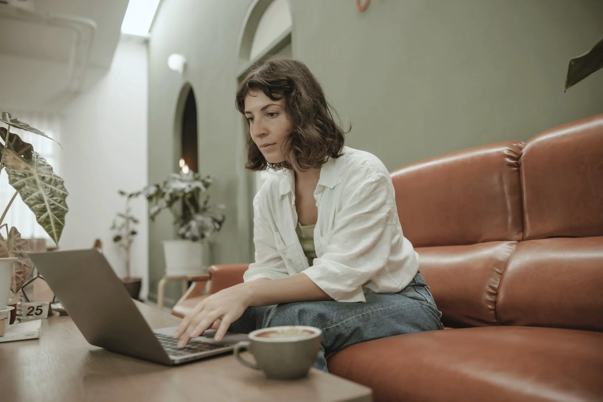 Estudiante universitaria cursando con su notebook